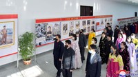 Foto yang diterbitkan pada 4 Februari 2022 oleh Kantor Berita Korea Utara (KCNA) memperlihatkan warga Korea Utara melihat pameran foto dan seni untuk memperingati kelahiran Kim Jong-il yang ke-80.  Informasi dari Korut melalui sensor ketat pemerintah. Akurasi foto seperti ini masih bisa diperdebatkan. (KCNA/Reuters)