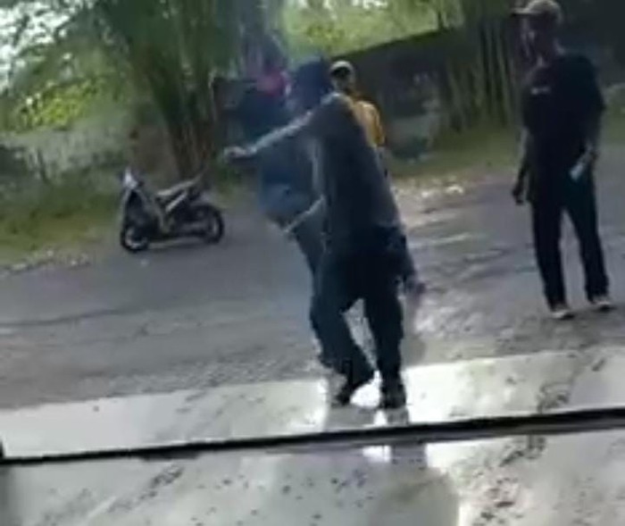 Sekelompok preman melakukan pungutan liar dan penganiayaan di Medan