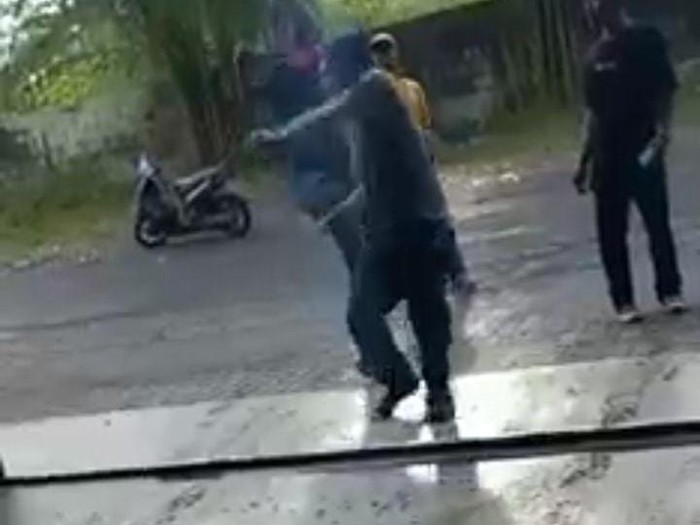 Sekelompok preman melakukan pungutan liar dan penganiayaan di Medan