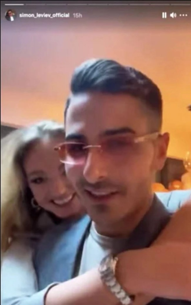 Simon Leviev yang jadi perbincangan dalam film dokumenter Netflix, The Tinder Swindler dikatakan telah menipu banyak wanita demi keuntungannya sendiri. Setelah pernah mencuri hati Cecilie Schrøder Fjellhøy, Pernilla Sjoholm, dan Ayleen Charlotte, Simon pun dikabarkan sudah memiliki tambatan hati baru.Foto: Instagram Simon Leviev