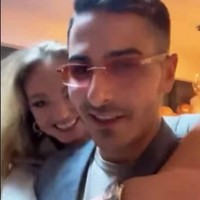 Simon Leviev yang jadi perbincangan dalam film dokumenter Netflix, The Tinder Swindler dikatakan telah menipu banyak wanita demi keuntungannya sendiri. Setelah pernah mencuri hati Cecilie Schrøder Fjellhøy, Pernilla Sjoholm, dan Ayleen Charlotte, Simon pun dikabarkan sudah memiliki tambatan hati baru.Foto: Instagram Simon Leviev