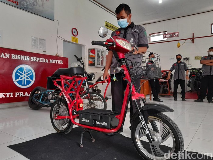Skuter listrik buatan anak SMK Bhakti Praja Adiwerna Kabupaten Tegal menggunakan bahan-bahan bekas.