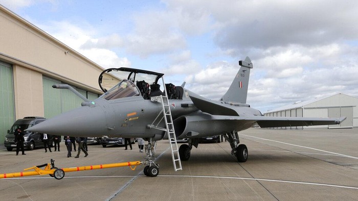Tampang Jet Dassault Rafale yang Dibeli Prabowo dari Prancis Kementerian Pertahanan (Kemhan) melakukan penandatanganan kontrak kerja sama pembelian 6 pesawat tempur generasi 4,5, Dassault Rafale. Jet tempur tersebut merupakan buatan Prancis.