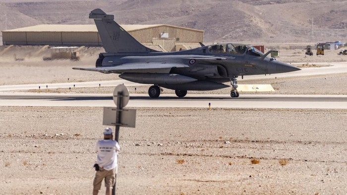 Kementerian Pertahanan (Kemhan) melakukan penandatanganan kontrak kerja sama pembelian 6 pesawat tempur generasi 4,5, Dassault Rafale. Jet tempur tersebut merupakan buatan Prancis.