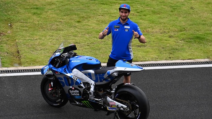 Pembalap Team Suzuki Ecstar MotoGP Alex Rins berpose di samping sepeda motor balapnya saat sesi tes pramusim MotoGP 2022 di Pertamina Mandalika International Street Circuit, Lombok Tengah, NTB, Kamis (10/2/2022). Sesi tes pramusim di sirkuit Mandalika tersebut akan berlangsung hingga Minggu (13/2/2022). ANTARA FOTO/Andika Wahyu/fo