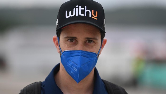 Pembalap Team Suzuki Ecstar MotoGP Alex Rins berpose di samping sepeda motor balapnya saat sesi tes pramusim MotoGP 2022 di Pertamina Mandalika International Street Circuit, Lombok Tengah, NTB, Kamis (10/2/2022). Sesi tes pramusim di sirkuit Mandalika tersebut akan berlangsung hingga Minggu (13/2/2022). ANTARA FOTO/Andika Wahyu/fo