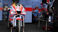 Kru Gresini Racing MotoGP bekerja di samping sepeda motor pembalapnya Fabio Di Giannantonio.