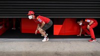 Pembalap Ducati Lenovo Team MotoGP Francesco Bagnaia (kiri) berjalan keluar dari paddock saat sesi tes pramusim MotoGP.