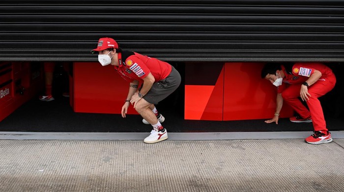 Pembalap Team Suzuki Ecstar MotoGP Alex Rins berpose di samping sepeda motor balapnya saat sesi tes pramusim MotoGP 2022 di Pertamina Mandalika International Street Circuit, Lombok Tengah, NTB, Kamis (10/2/2022). Sesi tes pramusim di sirkuit Mandalika tersebut akan berlangsung hingga Minggu (13/2/2022). ANTARA FOTO/Andika Wahyu/fo