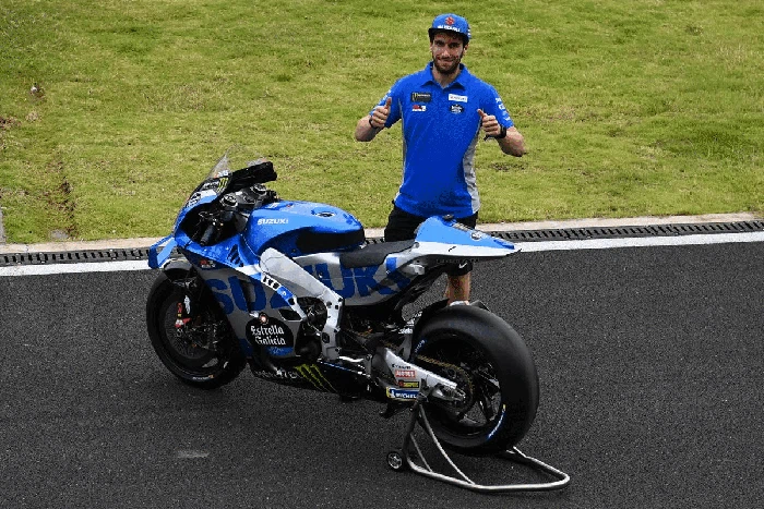 Pembalap Team Suzuki Ecstar MotoGP Alex Rins berpose di samping sepeda motor balapnya saat sesi tes pramusim MotoGP 2022 di Pertamina Mandalika International Street Circuit, Lombok Tengah, NTB, Kamis (10/2/2022). Sesi tes pramusim di sirkuit Mandalika tersebut akan berlangsung hingga Minggu (13/2/2022). ANTARA FOTO/Andika Wahyu/fo