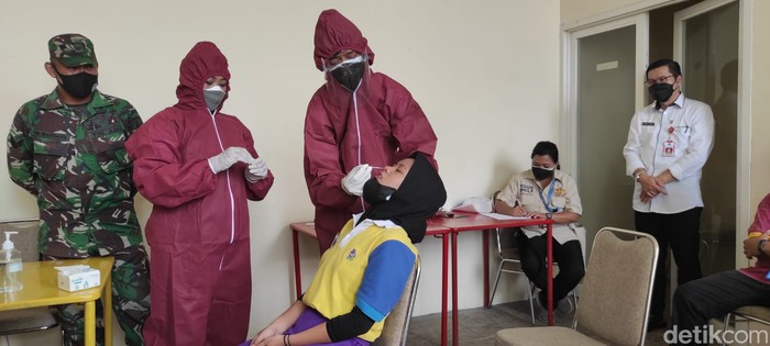 tes swab pekerja di hawai park