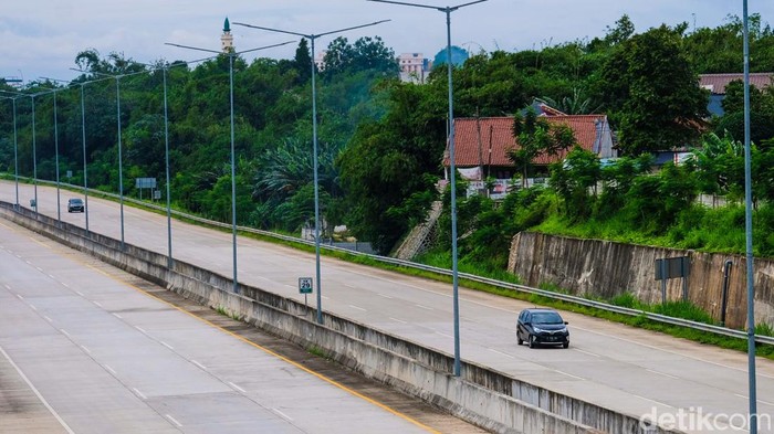 Kendaraan melintas di Tol Cinere-Serpong dekat GT Pamulang, Tangsel, Banten, Kamis (10/2/2022).