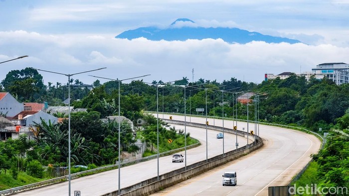 Kendaraan melintas di Tol Cinere-Serpong dekat GT Pamulang, Tangsel, Banten, Kamis (10/2/2022).