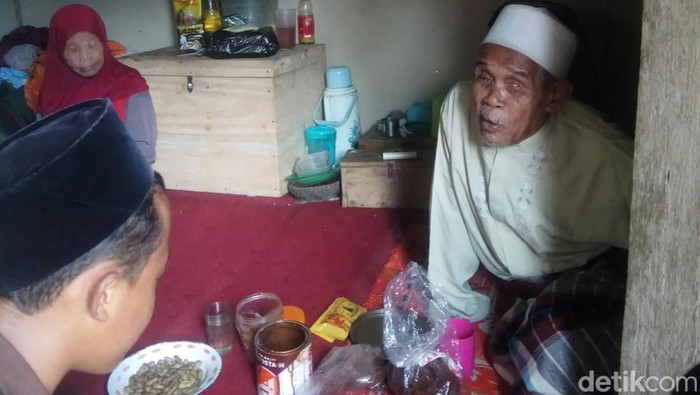 Tolib (80) penceramah di Leuwisari, Tasikmalaya hidup prihatin di masa tuanya.