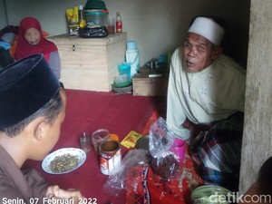 Senja Penceramah Tua di Tasikmalaya, Katarak-Tinggal di Gubuk Sempit