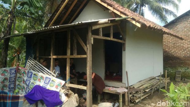 Tolib (80) penceramah di Leuwisari, Tasikmalaya hidup prihatin di masa tuanya.