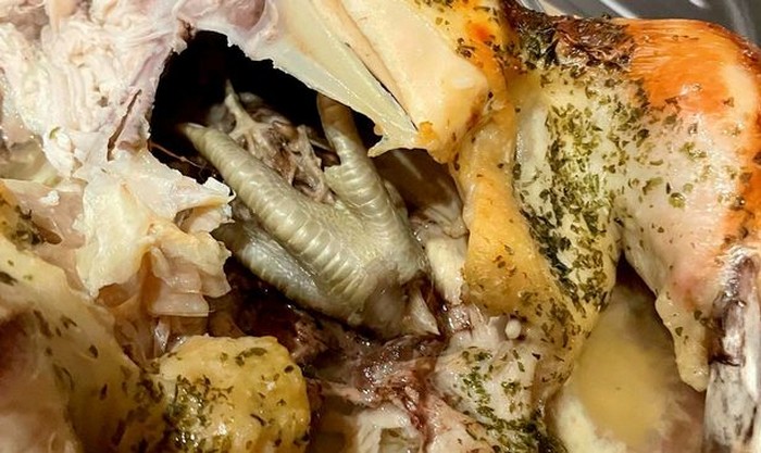 Trauma makan daging karena menemukan ceker di ayam panggang.