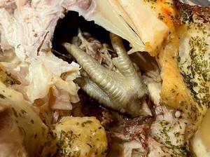 Gegara Usus dan Ceker, 4 Orang Bule Ini Trauma Makan Ayam