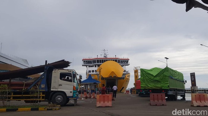 Truk mengantre di Pelabuhan Merak untuk menyeberang ke Lampung