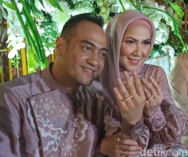 Venna Melinda dan Ferry Irawan sedang berseri. Pasalnya, mereka telah menggelar prosesi lamaran di DBanquet Pantai Mutiara, Pluit, Jakarta, pada Rabu (9/2/2022). (Foto: Muhammad Ahsan/detikHOT)