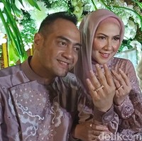 Venna Melinda dan Ferry Irawan sedang berseri. Pasalnya, mereka telah menggelar prosesi lamaran di DBanquet Pantai Mutiara, Pluit, Jakarta, pada Rabu (9/2/2022). (Foto: Muhammad Ahsan/detikHOT)