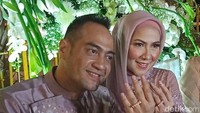 Keduanya pun akhirnya bertunangan pada 9 Januari 2022 yang bertepatan dengan ulang tahun Ferry Irawan. Muhammad Ahsan/detikHOT