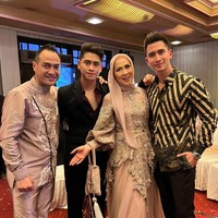 Acara tersebut kian terasa spesial dengan kehadiran Verrel Bramasta dan Athalla Naufal, kedua putra Venna dari pernikahan sebelumnya dengan Ivan Fadilla Soedjoko. (Foto: Instagram/@bramastavrl)