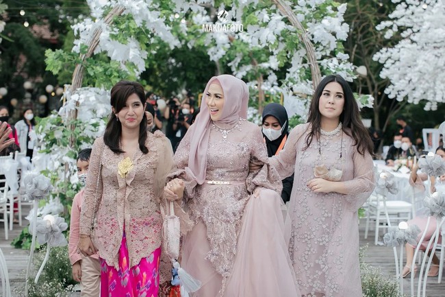 Istri Anang Hermansyah itu mengaku sangat bahagia melihat teman lamanya akhirnya resmi dilamar oleh Ferry Irawan. Kita mensupport karena Mba Venna teman lama, kita juga berhubungan baik dan alhamdulilah dari dulu melihat kesendiriannya itu, kata Ashanty. (Foto: YouTube)