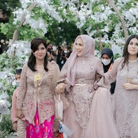 Istri Anang Hermansyah itu mengaku sangat bahagia melihat teman lamanya akhirnya resmi dilamar oleh Ferry Irawan. Kita mensupport karena Mba Venna teman lama, kita juga berhubungan baik dan alhamdulilah dari dulu melihat kesendiriannya itu, kata Ashanty. (Foto: YouTube)