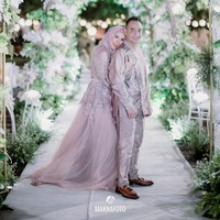 Setelah lamaran, Venna Melinda dan Ferry Irawan akan melangsungkan pernikahan yang rencananya digelar pada 7 Maret mendatang. (Foto: Instagram/@maknafoto)