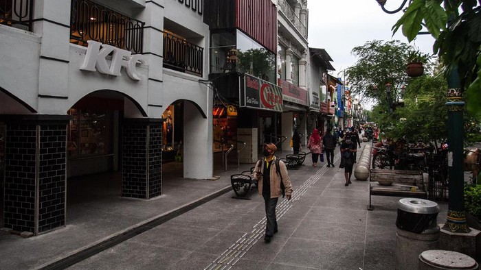 Wisatawan berada di kawasan Malioboro, Yogyakarta, Kamis (10/2/2022). Berdasarkan surat edaran nomor 430/1.31/SE Disbud/2022 tentang Pelaksanaan Penataan Kawasan Khusus Pedestrian Jalan Malioboro dan Jalan Margo Mulyo, Pedagang Kaki Lima (PKL) dilarang melakukan aktivitas jual beli di sepanjang lorong jalan serta pemindahan barang di Teras Malioboro I eks Dinas Pariwisata DIY dan Teras Malioboro II eks Gedung Bioskop Indra. ANTARA FOTO/Hendra Nurdiyansyah/foc.