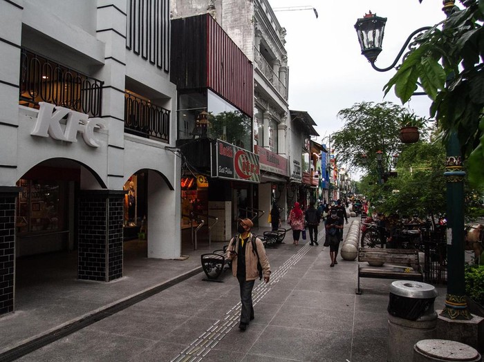 Wisatawan berada di kawasan Malioboro, Yogyakarta, Kamis (10/2/2022). Berdasarkan surat edaran nomor 430/1.31/SE Disbud/2022 tentang Pelaksanaan Penataan Kawasan Khusus Pedestrian Jalan Malioboro dan Jalan Margo Mulyo, Pedagang Kaki Lima (PKL) dilarang melakukan aktivitas jual beli di sepanjang lorong jalan serta pemindahan barang di Teras Malioboro I eks Dinas Pariwisata DIY dan Teras Malioboro II eks Gedung Bioskop Indra. ANTARA FOTO/Hendra Nurdiyansyah/foc.