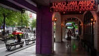 Warga dan pendatang pun jadi lebih leluasa berjalan kaki di sepanjang jalan Malioboro.