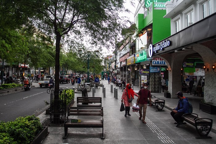 Wisatawan berada di kawasan Malioboro, Yogyakarta, Kamis (10/2/2022). Berdasarkan surat edaran nomor 430/1.31/SE Disbud/2022 tentang Pelaksanaan Penataan Kawasan Khusus Pedestrian Jalan Malioboro dan Jalan Margo Mulyo, Pedagang Kaki Lima (PKL) dilarang melakukan aktivitas jual beli di sepanjang lorong jalan serta pemindahan barang di Teras Malioboro I eks Dinas Pariwisata DIY dan Teras Malioboro II eks Gedung Bioskop Indra. ANTARA FOTO/Hendra Nurdiyansyah/foc.