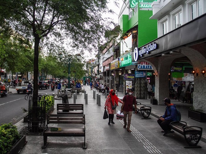 Wisatawan berada di kawasan Malioboro, Yogyakarta, Kamis (10/2/2022). Berdasarkan surat edaran nomor 430/1.31/SE Disbud/2022 tentang Pelaksanaan Penataan Kawasan Khusus Pedestrian Jalan Malioboro dan Jalan Margo Mulyo, Pedagang Kaki Lima (PKL) dilarang melakukan aktivitas jual beli di sepanjang lorong jalan serta pemindahan barang di Teras Malioboro I eks Dinas Pariwisata DIY dan Teras Malioboro II eks Gedung Bioskop Indra. ANTARA FOTO/Hendra Nurdiyansyah/foc.