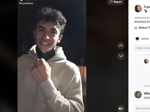 Awas Iri, Cewek Ini Foto Bareng Marquez-Diberi Kecupan dari Jauh