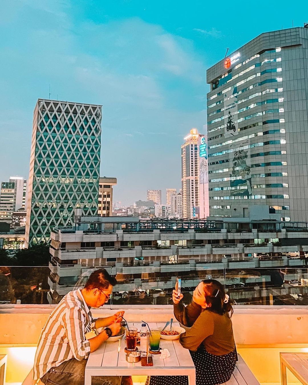 5 Kafe Rooftop dengan Suasana Romantis, Cocok untuk Rayakan Valentine!