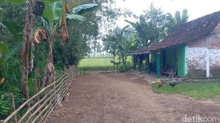 akses jalan warga magetan terhalang selokan