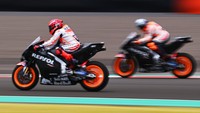 Pembalap Repsol Honda Team MotoGP Marc Marquez (kiri) dan Pol Espargaro memacu kecepatan sepeda motor saat sesi tes pramusim MotoGP 2022 di Pertamina Mandalika International Street Circuit.