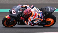 Pembalap Repsol Honda Team MotoGP Marc Marquez memacu sepeda motornya pada hari pertama tes pramusim MotoGP 2022 di Pertamina Mandalika International Street Circuit.
