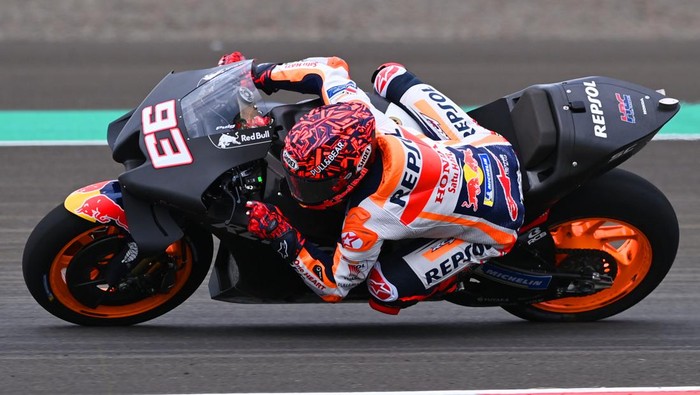 Pembalap Repsol Honda Team MotoGP Marc Marquez memacu sepeda motornya pada hari pertama tes pramusim MotoGP 2022 di Pertamina Mandalika International Street Circuit, Lombok Tengah, NTB, Jumat (11/2/2022). Sesi tes pramusim di sirkuit Mandalika tersebut akan berlangsung hingga Minggu (13/2/2022). ANTARA FOTO/Andika Wahyu/rwa.