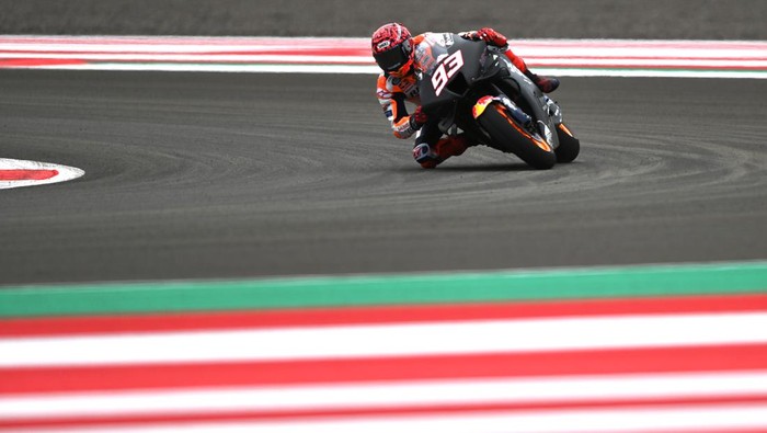 Pembalap Repsol Honda Team MotoGP Marc Marquez memacu sepeda motornya pada hari pertama tes pramusim MotoGP 2022 di Pertamina Mandalika International Street Circuit, Lombok Tengah, NTB, Jumat (11/2/2022). Sesi tes pramusim di sirkuit Mandalika tersebut akan berlangsung hingga Minggu (13/2/2022). ANTARA FOTO/Andika Wahyu/rwa.
