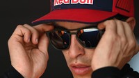 Pembalap Repsol Honda Team MotoGP Marc Marquez mempersiapkan diri sebelum turun ke lintasan saat hari pertama tes pramusim MotoGP 2022 di Pertamina Mandalika International Street Circuit, Lombok Tengah, NTB, Jumat (11/2/2022).