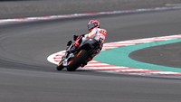 Pembalap Repsol Honda Team MotoGP Marc Marquez memacu sepeda motornya pada hari pertama tes pramusim MotoGP 2022.