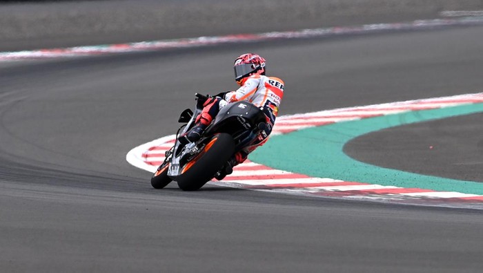 Aksi Marc Marquez Jajal Sirkuit Mandalika Pembalap Repsol Honda Team MotoGP Marc Marquez memacu sepeda motornya pada hari pertama tes pramusim MotoGP 2022 di Pertamina Mandalika International Street Circuit, Lombok Tengah, NTB, Jumat (11/2/2022). Sesi tes pramusim di sirkuit Mandalika tersebut akan berlangsung hingga Minggu (13/2/2022). ANTARA FOTO/Andika Wahyu/rwa.