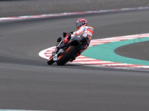 Keluh Kesah Rider MotoGP soal Sirkuit Mandalika yang Kotor