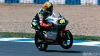 Sirkuit Sentul menjadi saksi munculnya legenda pembalap MotoGP, Valentino Rossi. Saat itu, ia menyabet juara dunia balap motor kelas 125cc di usia 18 tahun. Kala itu Rossi masih tergabung dalam tim Nastro Azzuro Aprilia. (Dok MotoGP)