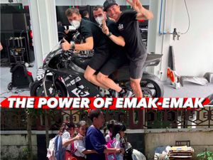 Nyindir Nih? Espargaro Bonceng 3 di Mandalika, Bilang The Power of Emak-Emak