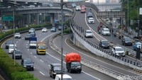 Jalanan protokol di DKI Jakarta tampak ramai lancar pada pantauan hari Jumat (11/2/2022) pukul 08.30 WIB sampai 10.30 WIB. Tetapi, arus lalu lintas Jakarta yang terpantau ramai lancar pagi ini bisa jadi dikarenakan perkantoran mulai memberlakukan work from home (WFH) imbas lonjakan kasus COVID-19.