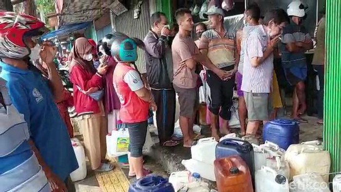 antrian minyak goreng curah
